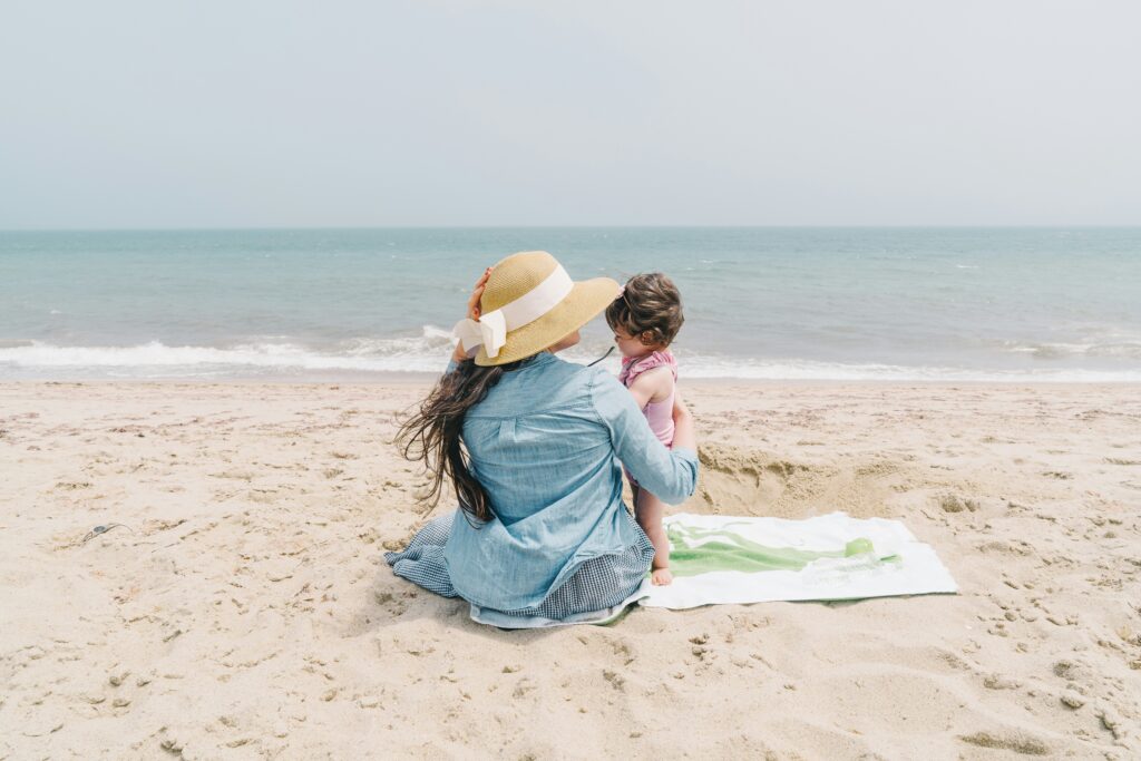 mãe com crianca na praia